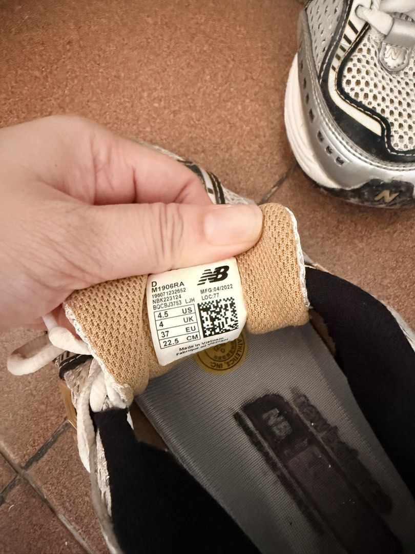 New Balance 1906 Running Shoes (Category: Sneakers) located in Antipolo. Submitted by mrgvictoria (Listing ID 1463646355, Image 3). Description: - Brand: New Balance - Model: M1906RA - Size: US 4.5 (UK 4, EU 37, 22.5cm) - Color: Silver and Black - Use: Suitable for running or casual wear.