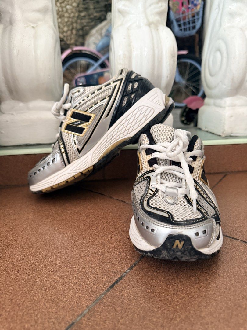 New Balance 1906 Running Shoes (Category: Sneakers) located in Antipolo. Submitted by mrgvictoria (Listing ID 1463646355, Image 1). Description: - Brand: New Balance - Model: M1906RA - Size: US 4.5 (UK 4, EU 37, 22.5cm) - Color: Silver and Black - Use: Suitable for running or casual wear.