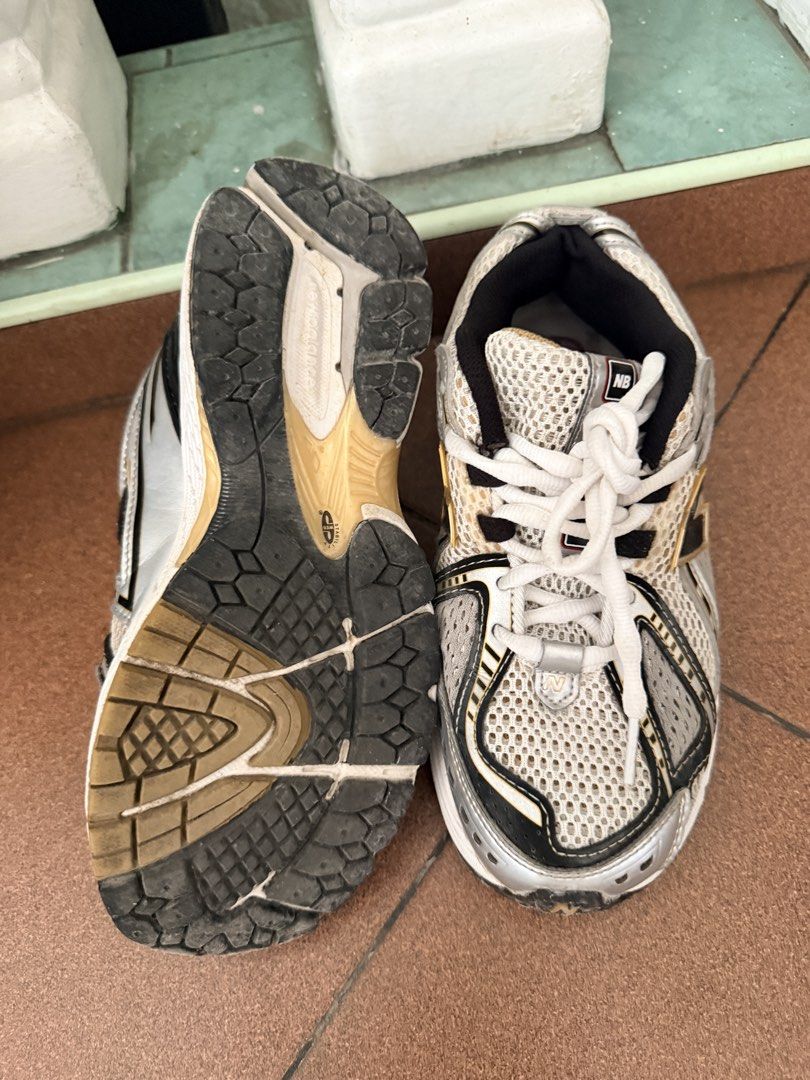 New Balance 1906 Running Shoes (Category: Sneakers) located in Antipolo. Submitted by mrgvictoria (Listing ID 1463646355, Image 2). Description: - Brand: New Balance - Model: M1906RA - Size: US 4.5 (UK 4, EU 37, 22.5cm) - Color: Silver and Black - Use: Suitable for running or casual wear.