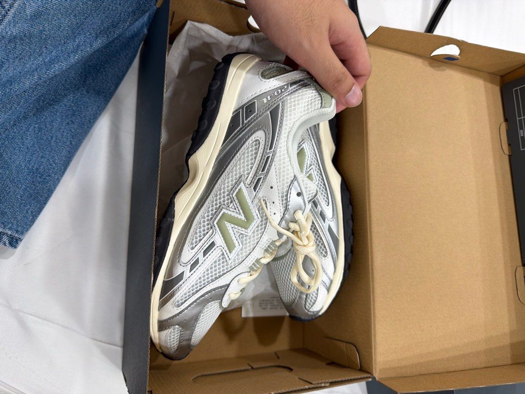 New Balance 204L (Category: Sneakers) located in Manila. Submitted by epiccloud-4ce7 (Listing ID 1463585245, Image 2). Description: - New Balance 204L - Color: Silver and White - Size: US M 8 / US W 9.5 / UK 7 / EU 40.5 - Ideal for everyday wear - Comes with original box RFS - Wrong Size.