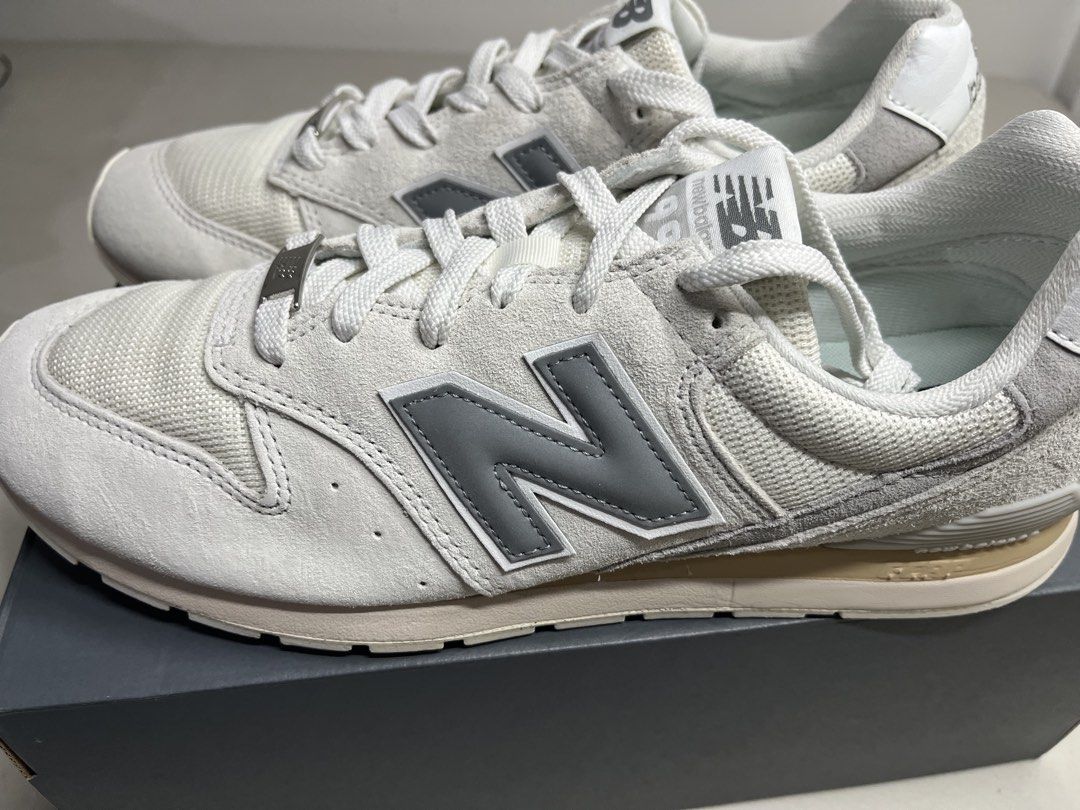 New Balance 996 (Category: Sneakers) located in Calamba. Submitted by alexlic (Listing ID 1463682702, Image 2). Description: - Classic New Balance 996 sneakers - size 9 brandnew - Light grey and off-white colorway - Comfortable for everyday wear - Comes with original box .