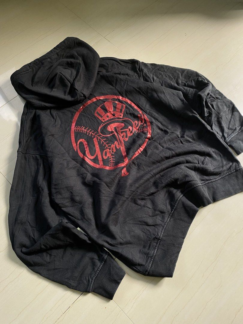 New Era Yankees ⚾️ (Category: Hoodies) located in San Miguel. Submitted by jackcurateddept (Listing ID 1463599122, Image 2). Description: Large on tag 23x28 As new & authentic +shipping.