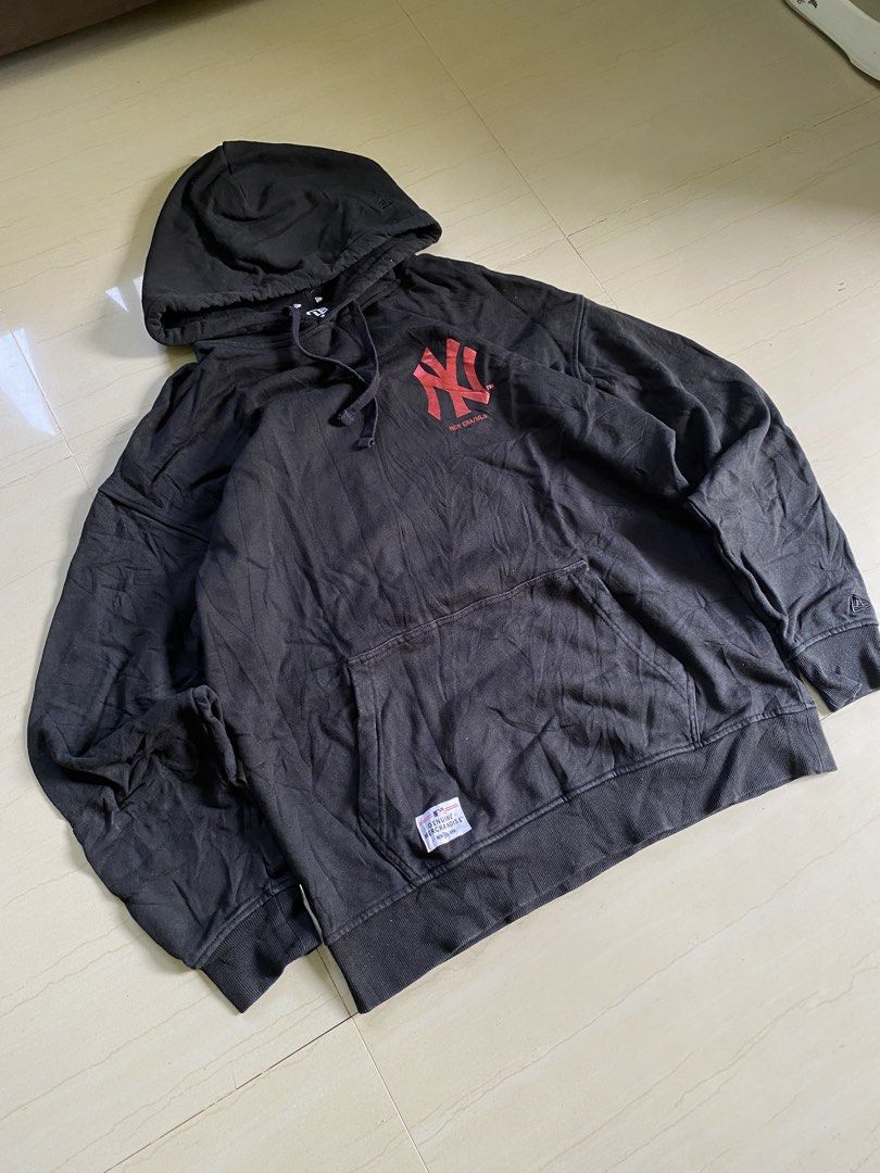 New Era Yankees ⚾️ (Category: Hoodies) located in San Miguel. Submitted by jackcurateddept (Listing ID 1463599122, Image 1). Description: Large on tag 23x28 As new & authentic +shipping.
