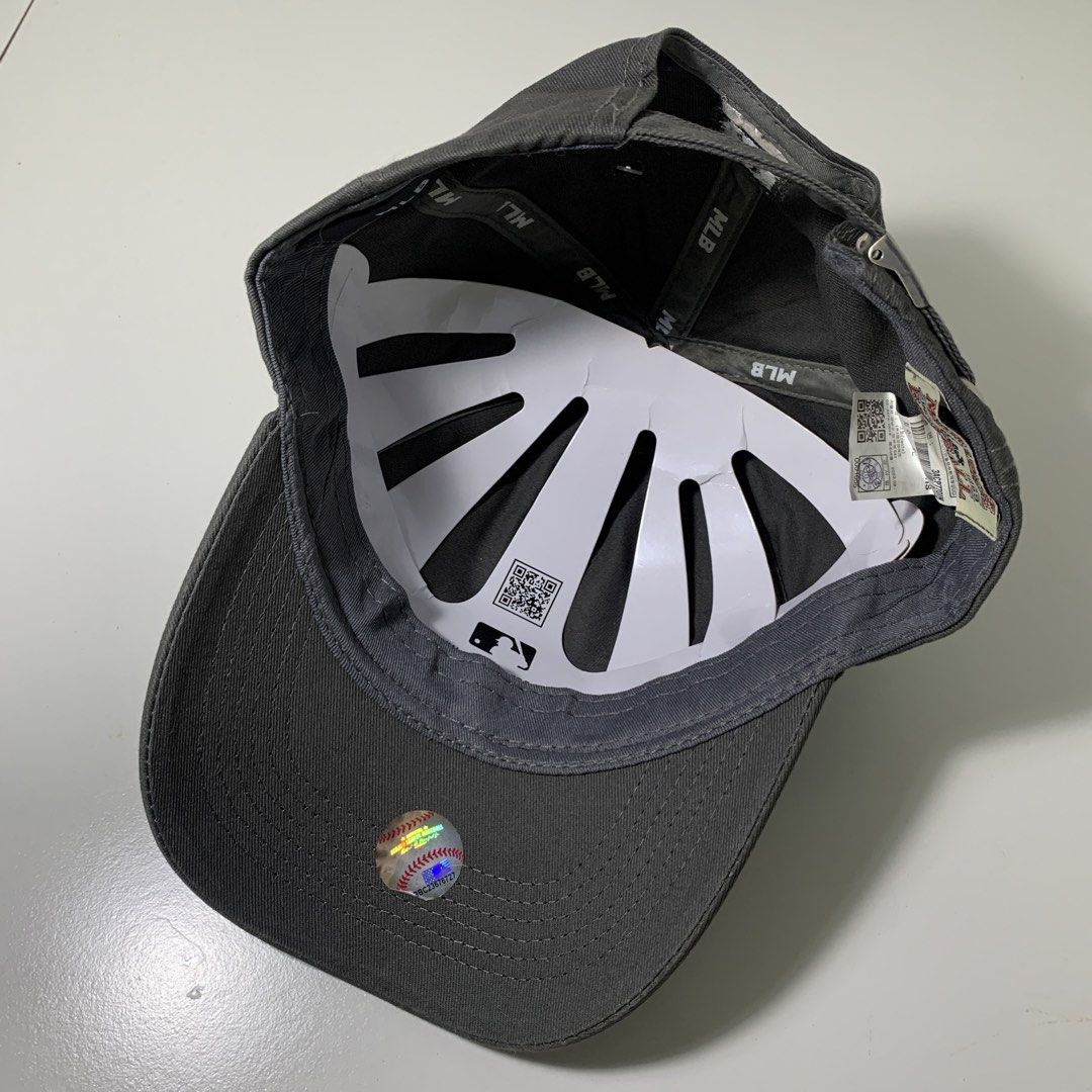 New York Yankees small logo charcoal hat (Category: Caps & Hats) located in Pasig City. Submitted by paymelikelandlord (Listing ID 1463704831, Image 3). Description: Sale sale Newyork NY Yankees charcoal MLB HAT Baseball Dadhat New 1350 shipped via J&T express .