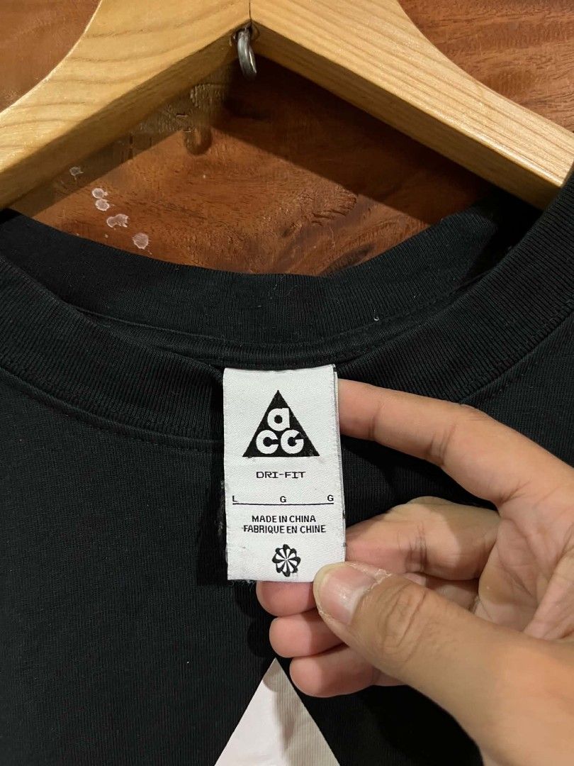 NIKE ACG TEE BIG LOGO (Category: Activewear) located in Tagum. Submitted by danelle_closet1106 (Listing ID 1463650929, Image 3). Description: EXCELLENT SIZE:LARGE COLOR RATE:9.8/10 ISSUE, VERY MINIMAL DOT BLEACH STAIN SEE LAST PIC.