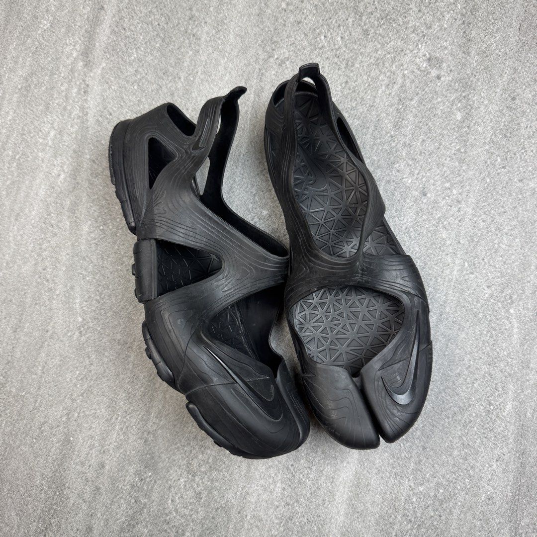 Nike Air Rift Split Toe Sandals Black M9 W10 (Category: Slippers & Slides) located in Manolo Fortich. Submitted by thrift_by_biji (Listing ID 1463687687, Image 2). Description: - Nike Air Rift sandals in black - Unique split-toe design - Hexagonal pattern sole for excellent grip - Size: Men's 9 / Women's 10 - Made in China.