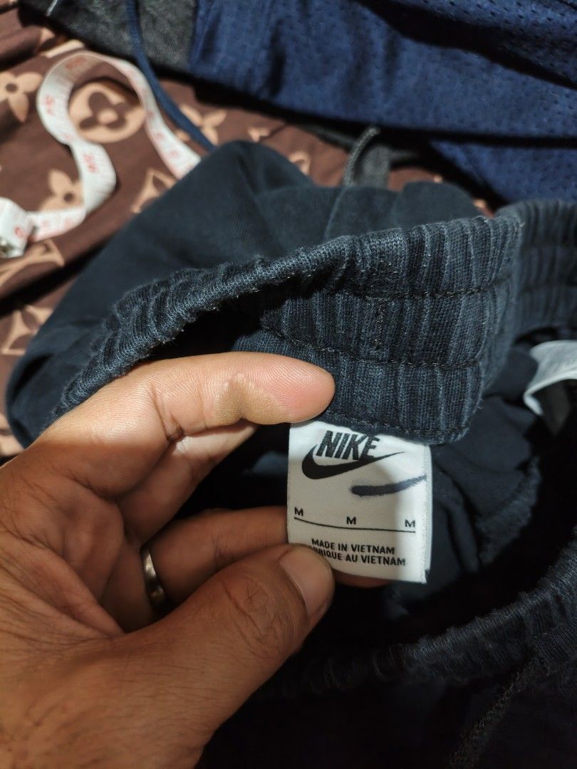 Nike Black Cotton Shorts Size M (Category: Shorts) located in Maasim. Submitted by ukayganda25 (Listing ID 1463619976, Image 3). Description: - Black Nike Shorts - 100% Cotton - Elastic waistband with drawstring - Features pockets - Size Medium - Ideal for casual wear or sports activities -26-30 waistline -17.5 length .