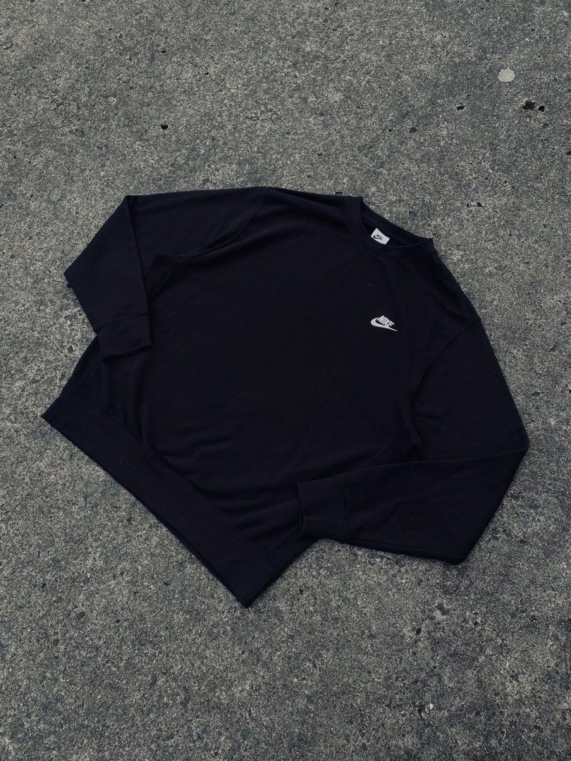 Nike Black Crewneck Sweatshirt (Category: Coats, Jackets and Outerwear) located in San Jose del Monte. Submitted by kidfromnclb (Listing ID 1463726393, Image 1). Description: - Classic black Nike crewneck sweatshirt - Iconic embroidered Nike swoosh logo on chest - Comfortable and versatile for everyday wear - Perfect for layering or wearing solo - Easily pairs with jeans or joggers - Essential wardrobe staple.