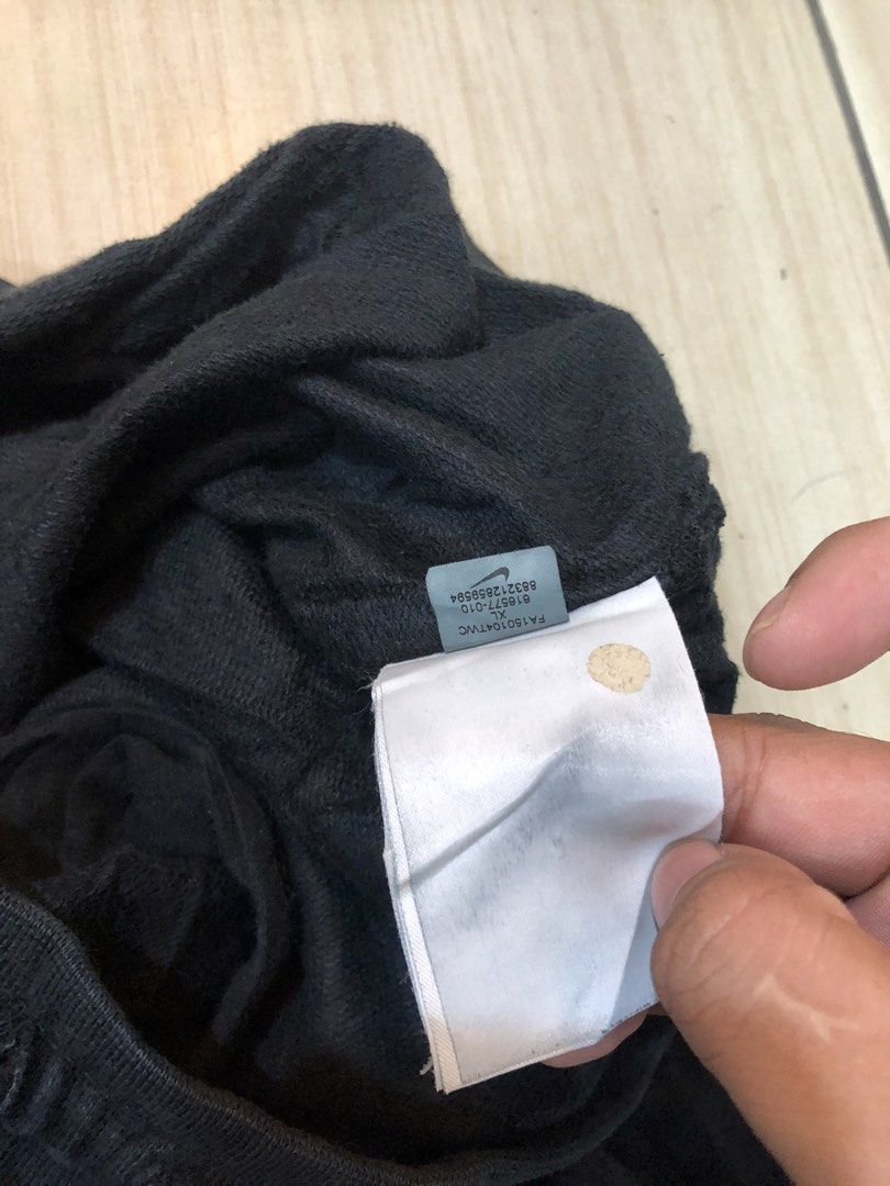 Nike Black Jogger Sweatpants (Category: Joggers) located in Manila. Submitted by bakithrift213 (Listing ID 1463635054, Image 3). Description: - Black Nike sweatpants - Elastic waistband with drawstring - Cuffed ankles - Comfortable material - Ideal for lounging or workouts - Please check photos for condition details.