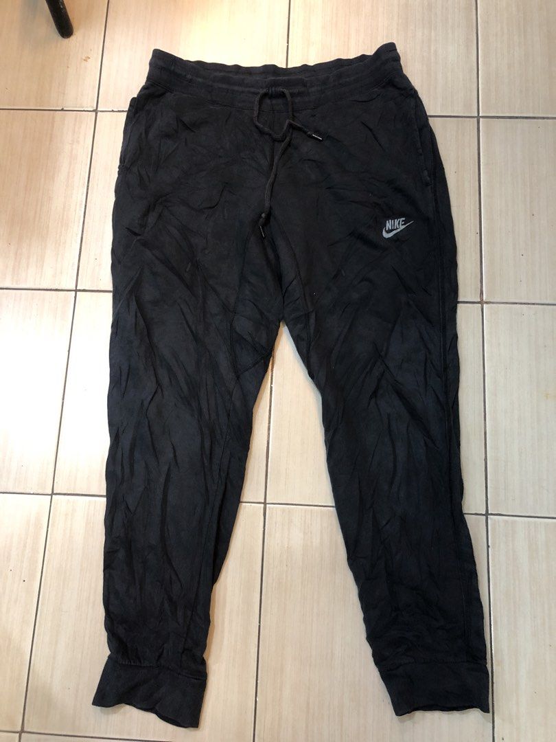 Nike Black Jogger Sweatpants (Category: Joggers) located in Manila. Submitted by bakithrift213 (Listing ID 1463635054, Image 1). Description: - Black Nike sweatpants - Elastic waistband with drawstring - Cuffed ankles - Comfortable material - Ideal for lounging or workouts - Please check photos for condition details.