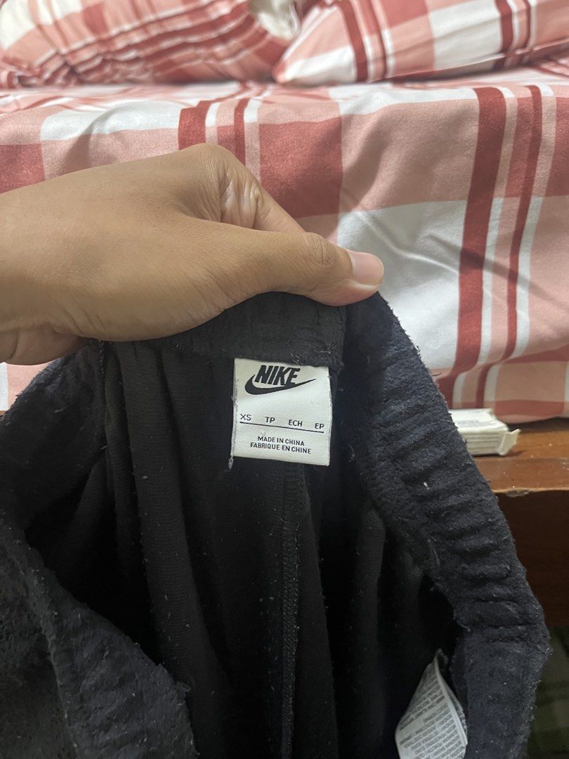 Nike Black Joggers Sweatpants Size XS (Category: Joggers) located in Pasay City. Submitted by Oboyyy (Listing ID 1463644194, Image 3). Description: - Brand: Nike - Type: Fleece Joggers - Color: Black - Material: Super soft and warm fleece - Features: Embroidered Nike swoosh logo on left leg, elastic waistband with drawstring - Fit: Comfortable, adjustable - Best for: Lounging, casual wear - Size: XS.