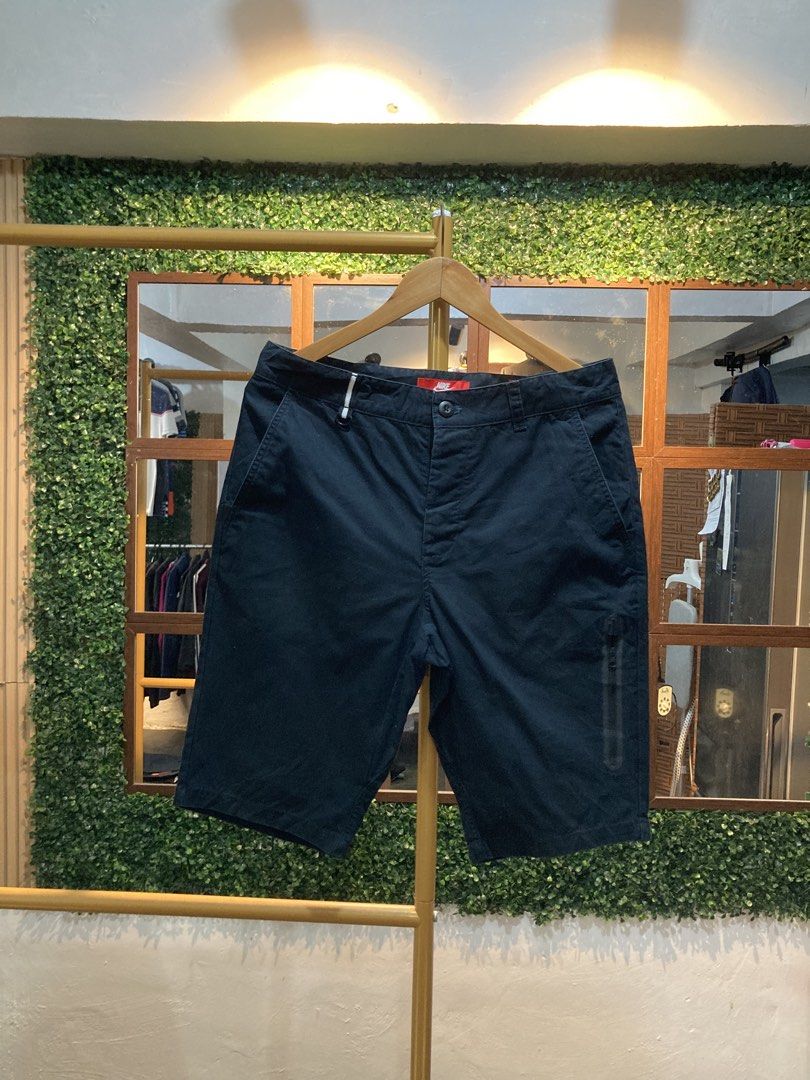 Nike Black Shorts Men's Size M (Category: Shorts) located in Trece Martires City. Submitted by thriftkoto.91 (Listing ID 1463699677, Image 1). Description: - Classic fit black Nike shorts - Ideal for everyday wear - Front and back pockets for convenience - Subtle Nike logo on the side - Made with comfortable and durable material - Great for casual outings or sports activities.