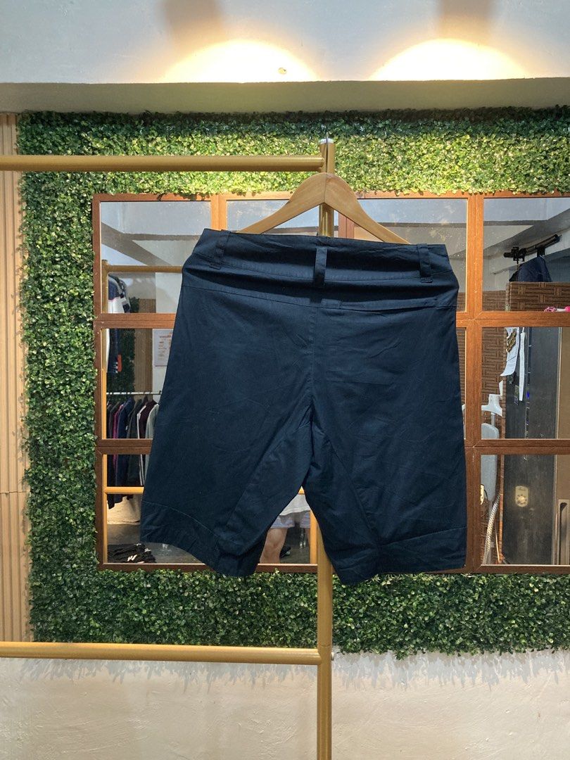 Nike Black Tech Fleece Shorts Men's Size M (Category: Shorts) located in Trece Martires City. Submitted by thriftkoto.91 (Listing ID 1463699596, Image 2). Description: - Black Nike Tech Fleece Shorts - Authentic Nike logo on right leg - Two side pockets and one back pocket - Belt loops for adjustable fit - Versatile for casual wear or sports activities.