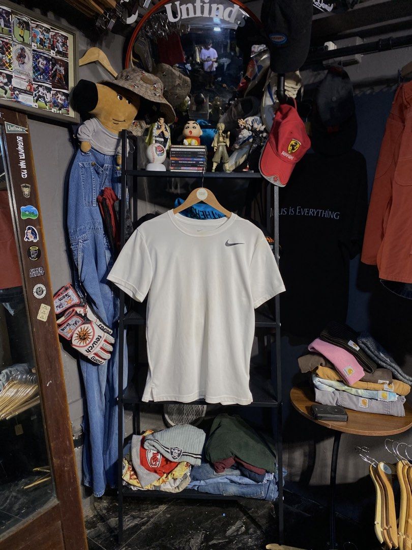 NIKE DRI-FIT SHIRT (Category: Tshirts & Polo Shirts ) located in San Pablo. Submitted by genesisllo24149 (Listing ID 1463662968, Image 1). Description: NIKE DRI-FIT SHIRT LENGTH -> 26.5 WIDTH -> 19 ISSUE -> YELLOWING CONDITION -> GOOD DM TO PURCHASE 📥 DISCLAIMER: - Please manage your expectations, posted items are preloved, used & thrifted -Actual color may vary due to lighting -Flaker will be posted.