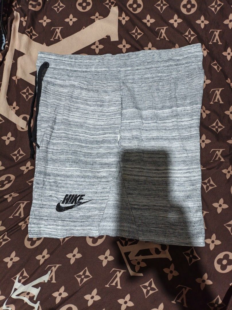 Nike Grey Heathered Shorts Size M (Category: Activewear) located in Maasim. Submitted by ukayganda25 (Listing ID 1463623561, Image 1). Description: - Grey heathered Nike shorts - Size: Medium (M) - Features a drawstring waist - Ideal for workouts or casual lounging - Please check photos for detailed condition -28-30 waistline -15 length .