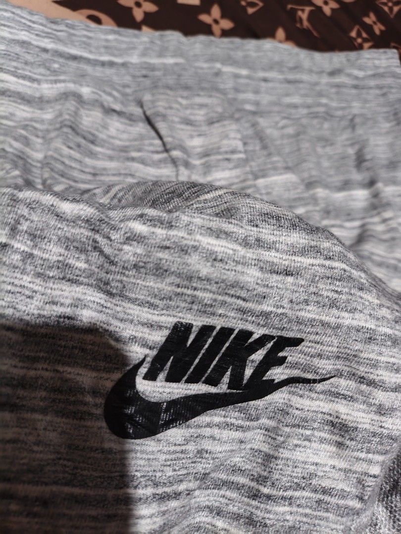Nike Grey Heathered Shorts Size M (Category: Activewear) located in Maasim. Submitted by ukayganda25 (Listing ID 1463623561, Image 2). Description: - Grey heathered Nike shorts - Size: Medium (M) - Features a drawstring waist - Ideal for workouts or casual lounging - Please check photos for detailed condition -28-30 waistline -15 length .