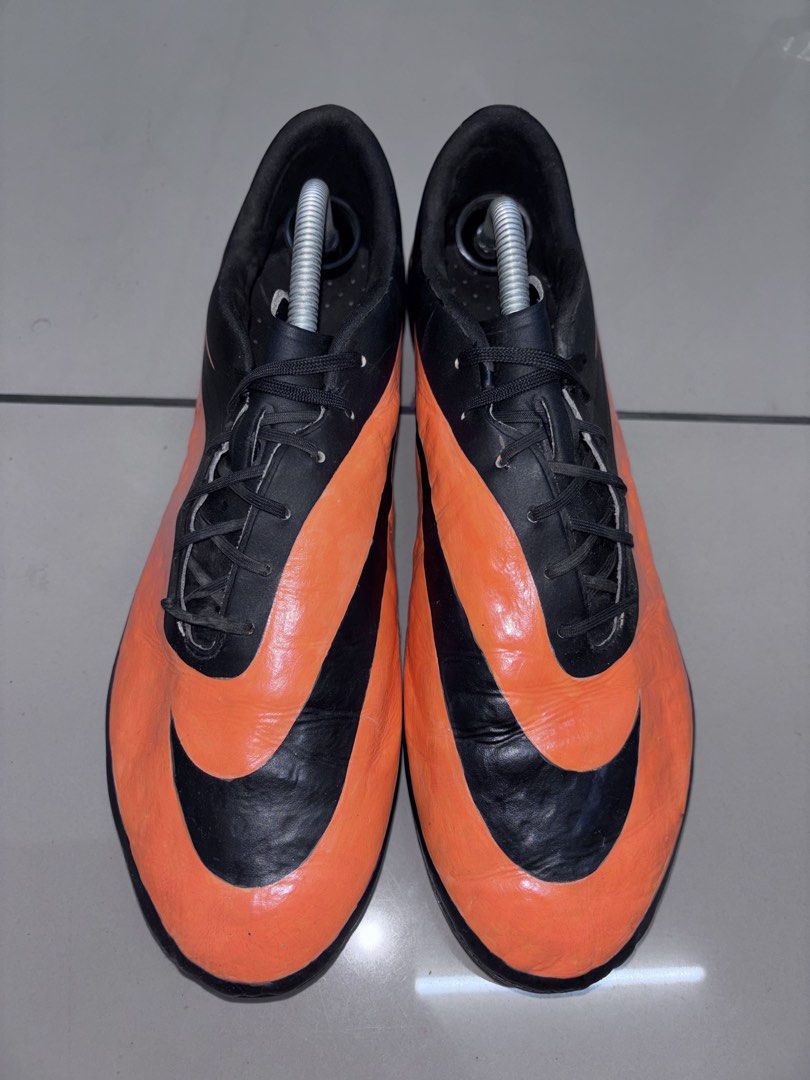 Nike Hypervenom (Category: Boots) located in Ipoh. Submitted by azriezmannn (Listing ID 1463690921, Image 1). Description: Original boot second grade 28cm Condition 8/10 Kena jahit tapak (nak saya jahit dulu pun boleh) Stud tajam lagi.