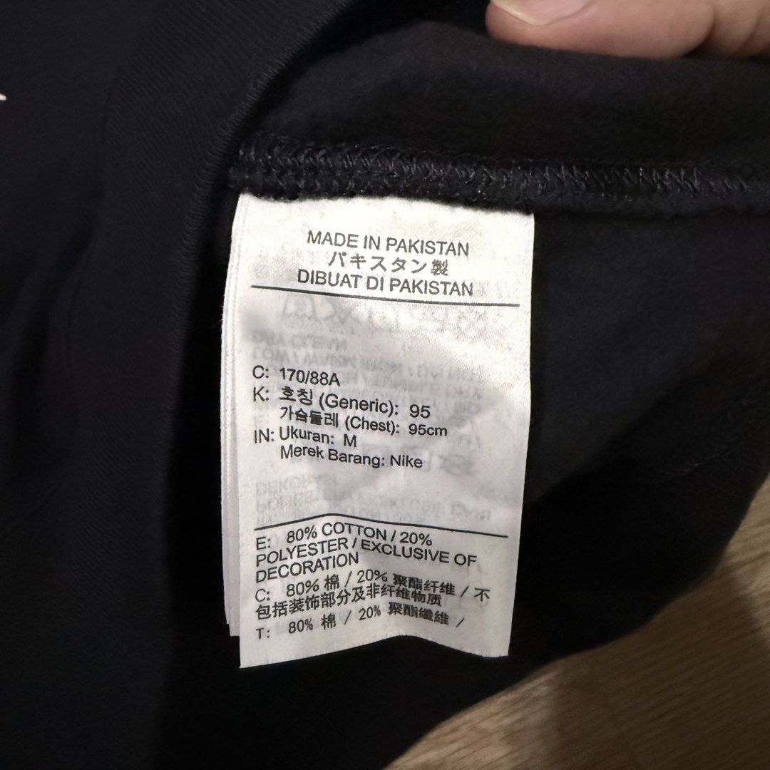 Nike Multi script crewneck jacket (Category: Coats, Jackets and Outerwear) located in Imus. Submitted by casterhitz (Listing ID 1463560461, Image 3). Description: Medium 22x27 No issue Excellent condition .