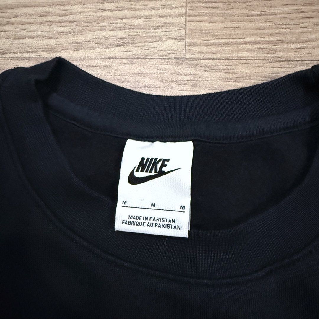 Nike Multi script crewneck jacket (Category: Coats, Jackets and Outerwear) located in Imus. Submitted by casterhitz (Listing ID 1463560461, Image 2). Description: Medium 22x27 No issue Excellent condition .