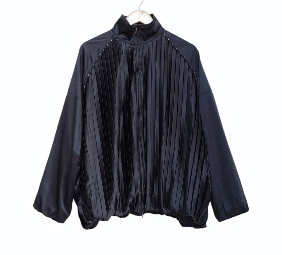 Nike Pleated High Collar Black Jacket (Category: Activewear) located in Caloocan City. Submitted by modishthriftstore (Listing ID 1463742292, Image 2). Description: Good as New Condition, nothing to explain Large size loc: Rainbow Village 5 North Caloocan.