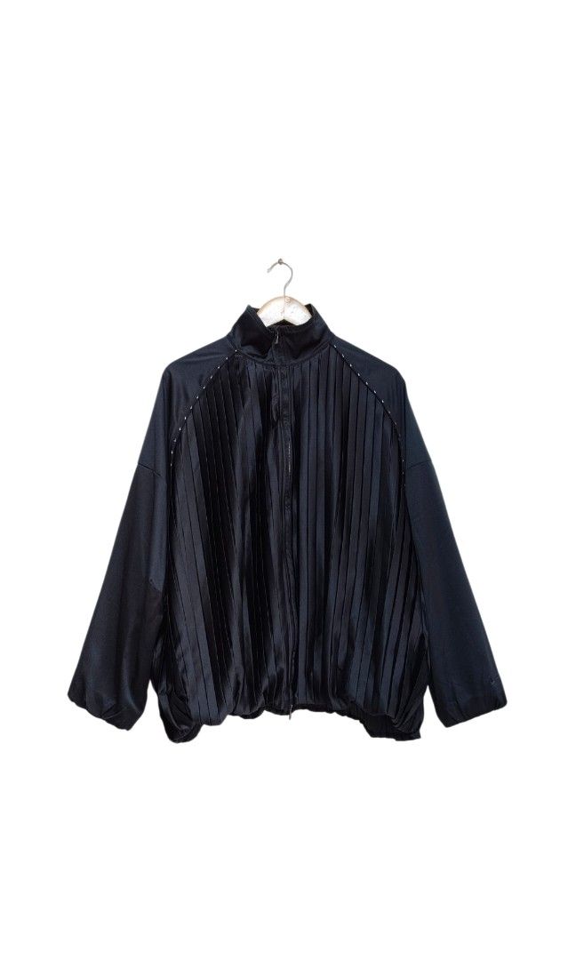Nike Pleated High Collar Black Jacket (Category: Activewear) located in Caloocan City. Submitted by modishthriftstore (Listing ID 1463742292, Image 3). Description: Good as New Condition, nothing to explain Large size loc: Rainbow Village 5 North Caloocan.