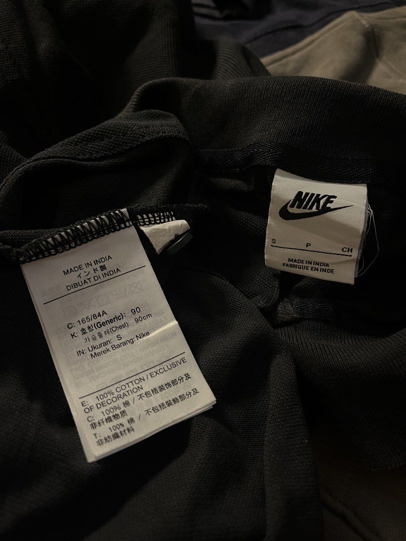 NIKE POLOSHIRT (Category: Tshirts & Polo Shirts ) located in Manila. Submitted by urbanhits (Listing ID 1463609618, Image 3). Description: NIKE EMBROIDERY DESIGN BLACK POLOSHIRT / 26 length / 20 width / 9/10 Condition 9/10 Color Rate slight collar fade & need wash (issue).