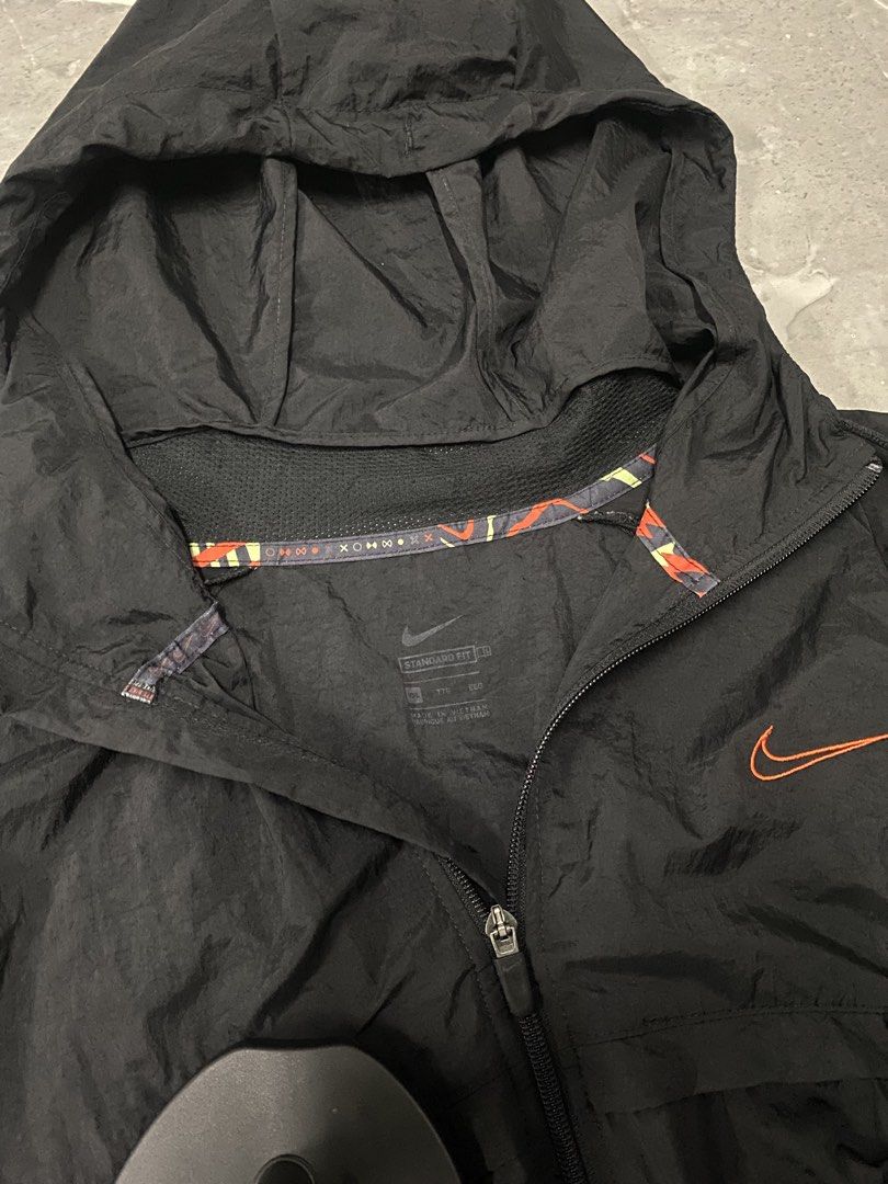 Nike Pro Dri-FIT Men's Full-Zip Hooded Jacket Windrunner (Category: Coats, Jackets and Outerwear) located in Santa Maria. Submitted by saintarchive316 (Listing ID 1463566107, Image 3). Description: - Black Nike hooded windbreaker - Size XXL - Lightweight material, ideal for layering - Features a small chest logo - Includes a patch on the sleeve - Zippered front closure - Convenient chest pocket - Adjustable drawstrings on the hood.