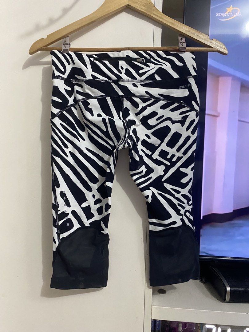 Nike running leggings (Category: Other Bottoms) located in Santa Maria. Submitted by jordangail (Listing ID 1463625202, Image 3). Description: 28-30x22 Nike running gang tuhod May pocket sa likod with zip 2 secret pocket sa bewang Excellnt No issue Mine na Gcash Jnt God bless .