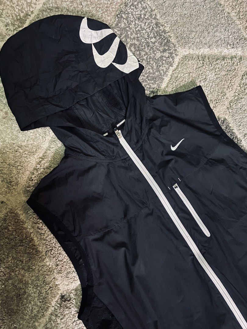 NIKE RUNNING VEST (Category: Activewear) located in Pasay City. Submitted by copscene88 (Listing ID 1463738968, Image 2). Description: MEDIUM TO LARGE ISSUE PULLER NG ZIP .