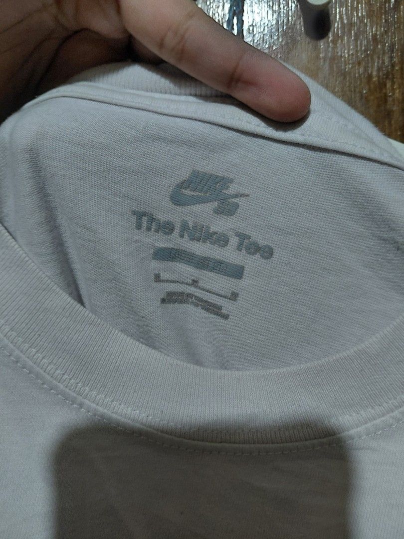 Nike SB White T-Shirt (Category: Tshirts & Polo Shirts ) located in Imus. Submitted by frootiloots4103 (Listing ID 1463719011, Image 3). Description: - White Nike SB T-shirt - Classic Nike SB logo on the chest - Small Nike SB tag on sleeve hem - Tag inside reads 'The Nike Tee' - Size: Large (L) - Ideal for casual everyday wear OPEN FOR NEGO (best if aspack) 📍Imus, Cavite 4103 Can do meetups within Imus Area 🚚 J&T or Lalamove 📨 DMs are OPEN 💸 