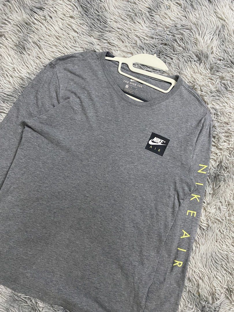 Nike Sweatshirt (Category: Coats, Jackets and Outerwear) located in Manila. Submitted by kurtmnla (Listing ID 1463712539, Image 2). Description: Nike sweatshirt Size S fit/ Unisex Dimes 19x26 Good condition/ No issue 📍Quezon city.