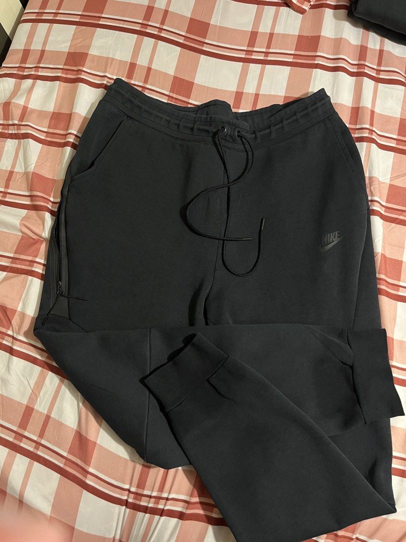 Nike Tech Fleece Joggers Black XL (Category: Joggers) located in Pasay City. Submitted by Oboyyy (Listing ID 1463643854, Image 2). Description: - Brand: Nike - Style: Tech Fleece Joggers - Size: XL - Color: Black - Features: Signature Nike logo, zippered pockets, drawstring waist - Ideal for: Everyday wear, workouts.