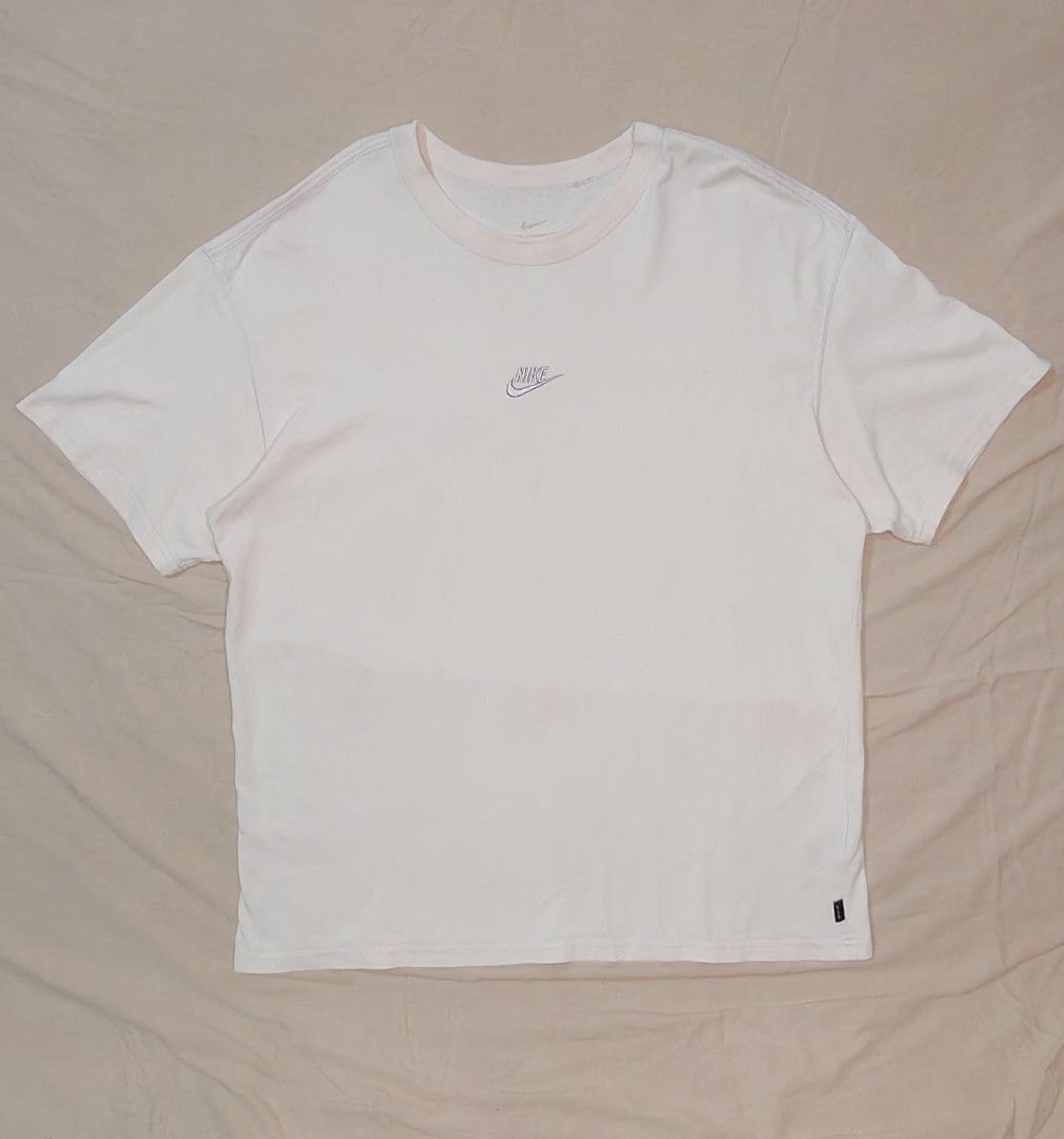 Nike Tee "The Nike Tee" White 2XL (Category: Tshirts & Polo Shirts ) located in Bulacan. Submitted by adrian2325 (Listing ID 1463721645, Image 1). Description: - Brand: Nike - Product Name: The Nike Tee - Size: 2XL - Color: White - Design: Simple with a small Nike logo on the chest - Ideal for: Everyday wear - Condition: Please check photos for detailed condition..