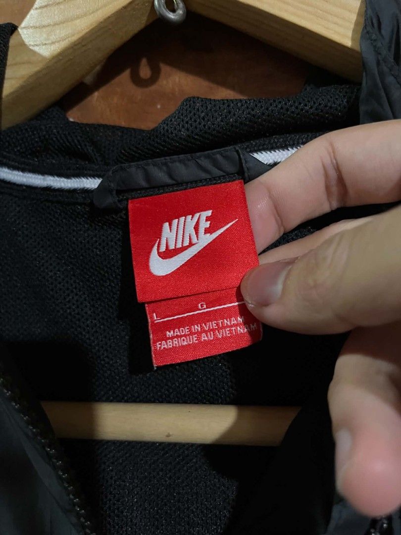 NIKE TWO TONE WINDBREAKER (Category: Activewear) located in Tagum. Submitted by danelle_closet1106 (Listing ID 1463652934, Image 3). Description: EXCELLENT TO NEW SIZE:MEDIUM TO LARGE NO ISSUE REPRINT LOGO.