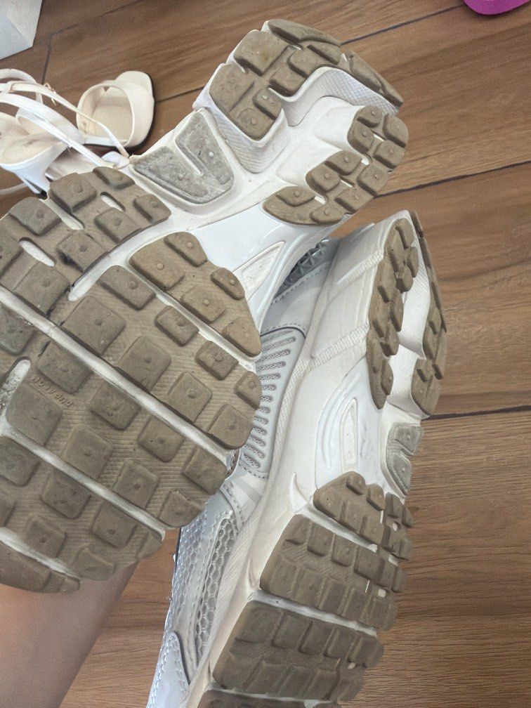 Nike vomero (Category: Sneakers) located in Quezon City. Submitted by destashingmycloset (Listing ID 1463583769, Image 2). Description: .