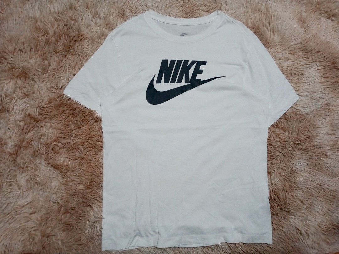 Nike White T-Shirt with Black Logo (Category: Activewear) located in Boston. Submitted by johnpaulvi30029 (Listing ID 1463681993, Image 1). Description: - Classic white Nike t-shirt - Features iconic black Nike logo and swoosh on the front - Made in Vietnam - Tag indicates size L - Simple and comfortable for everyday wear.