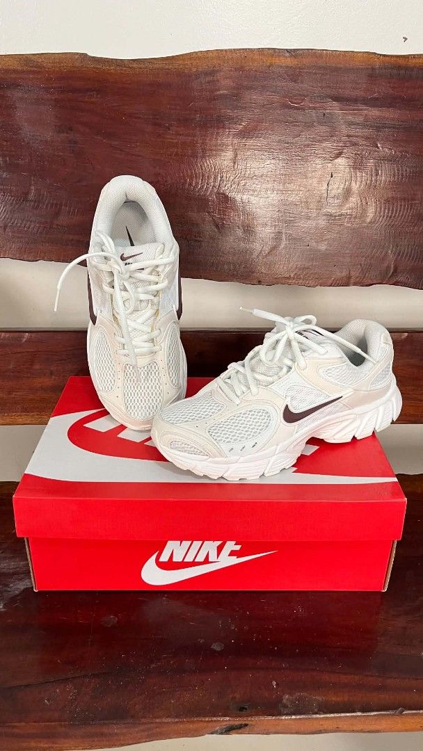 Nike V5 Runner (Category: Sneakers) located in Muntinlupa City. Submitted by joycej01 (Listing ID 1463610188, Image 1). Description: - Nike V5 Runner - Color: Summit White/Phantom - Size: 6.5 US Women's - Includes original box - Ideal for everyday wear and light workouts -Used only once RFS: Upgraded to asics.