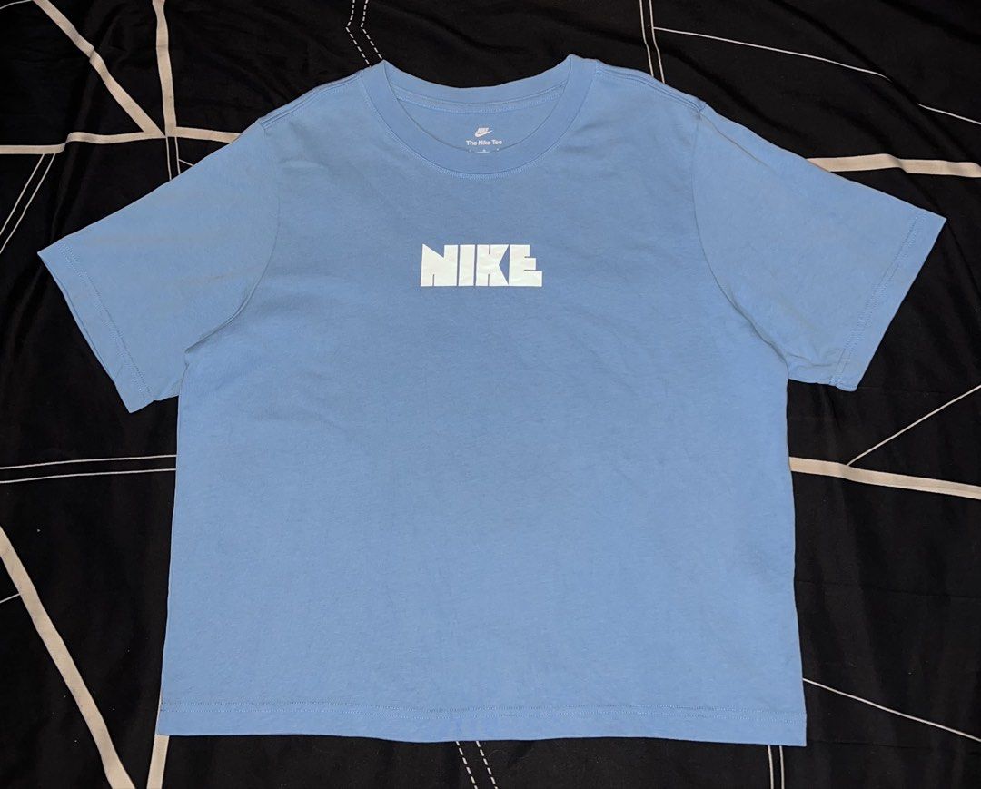 Nike Women’s Tee Boxy (Category: Shirts) located in Cebu City. Submitted by jlturno1999 (Listing ID 1463671873, Image 3). Description: Nike Women’s Tee Boxy Good as new condition 21.5x23 dimensions 9,8/10 color rate Legit/authentic Heavycotton No issue.