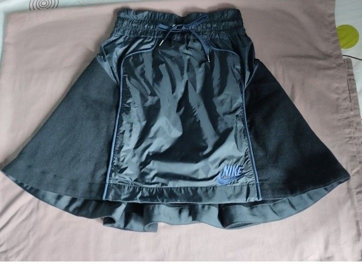 NikeX Sacai Skirt (Category: Skirts) located in Mabalacat. Submitted by uniqlover (Listing ID 1463621026, Image 3). Description: - Elastic waistband with drawstring - Front pockets - Flared, layered design - Lined interior - Ideal for sports and casual outings.