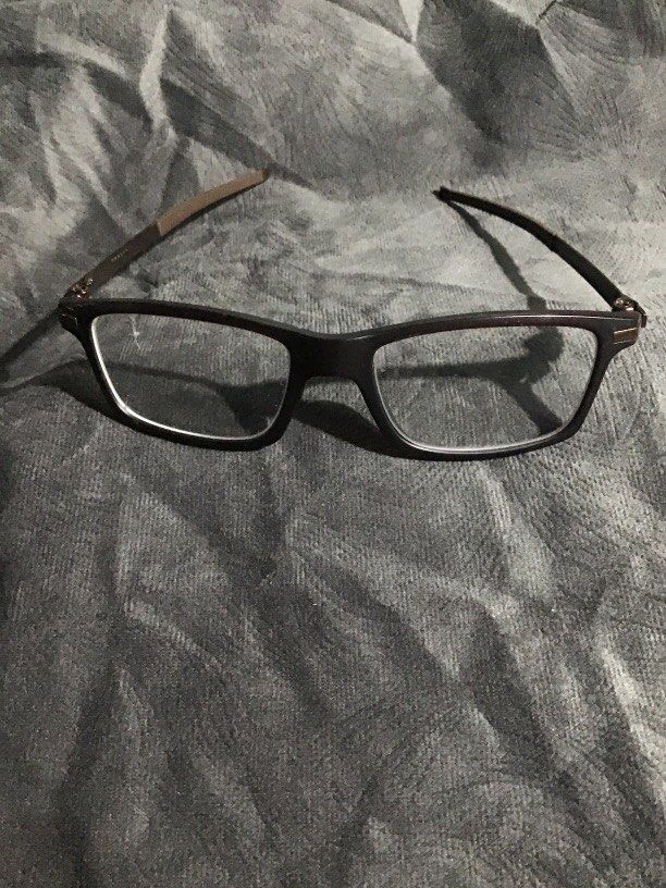 Oackley eyeglass (Category: Sunglasses & Eyewear) located in Baguio. Submitted by agozun61 (Listing ID 1463556794, Image 3). Description: Authentic oackley issues may grado and basag ang isang glass kita sa picture .