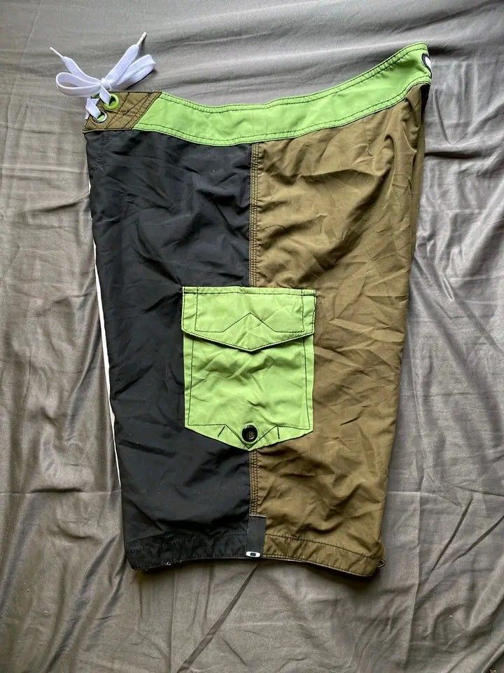 Oakley (Category: Swim Trunks & Board Shorts) located in Kabasalan. Submitted by baksthrifts (Listing ID 1463737141, Image 3). Description: size 34 dimes 34 X 21.5 .