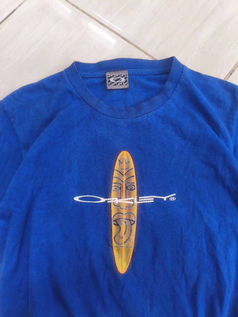 Oakley Blue T-shirt with Graphic Print (Category: Tshirts & Polo Shirts ) located in Manila. Submitted by boligaocyr23741 (Listing ID 1463600566, Image 2). Description: - Blue Oakley T-Shirt - Features a cool graphic print on the front - Made from 100% pre-shrunk cotton - Ideal for casual wear - Please check photos for detailed condition.