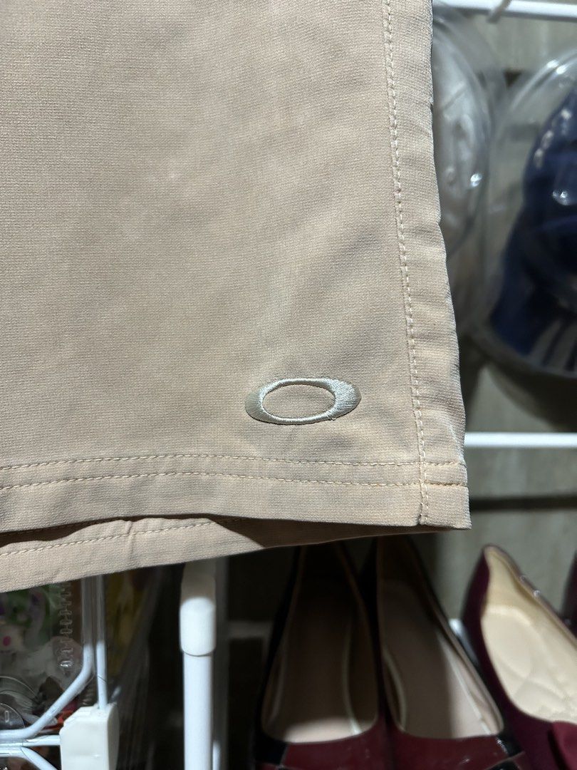 Oakley Men's Tech Hybrid Performance Shorts W34 (Category: Shorts) located in Maasin. Submitted by throwingreverse (Listing ID 1463691965, Image 2). Description: Size: 34 Waist: 17 Length: 23 Opening: 11 Issue: See last pic Color rate: 9/10 MOP: Gcash Location: SOUTHERN LEYTE.