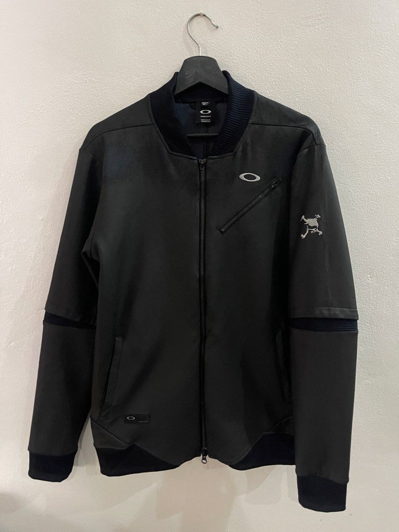 Oakley Polyester Jacket (Category: Coats, Jackets and Outerwear) located in Kota Bharu. Submitted by kira_mudah2_asal_jadi (Listing ID 1463600908, Image 1). Description: Oakley Material Polyester Size L Pit 21 Labuh 27.5 Ada defect kat bahu depan..kiri kanan...& bhgian blakang bahu..X tembus (refer photo) NETT.