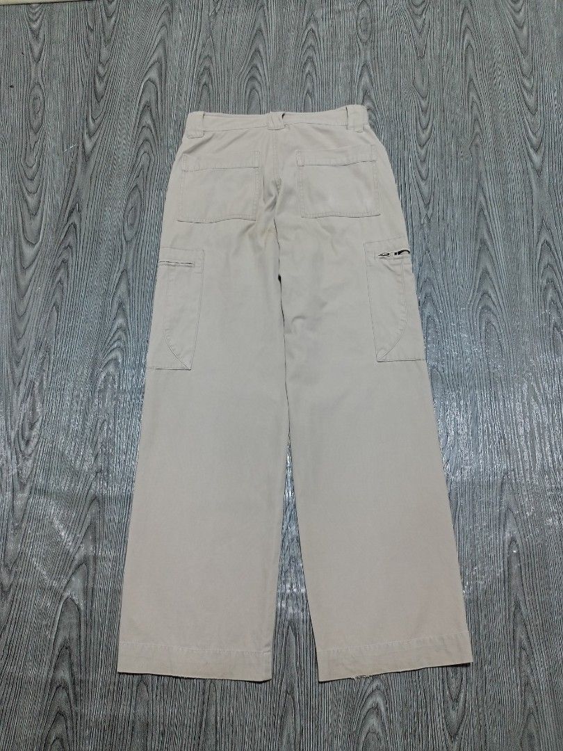 Oakley Software (Category: Activewear) located in Danao, Cebu. Submitted by 6000thrifts.ph (Listing ID 1463599004, Image 2). Description: Pm for the price 📥 Vintage Oakley Software Utility 💥 Size 30 Length 40 Leg Opening 9 Good Condition/Sign of usage Color rate 9/10.