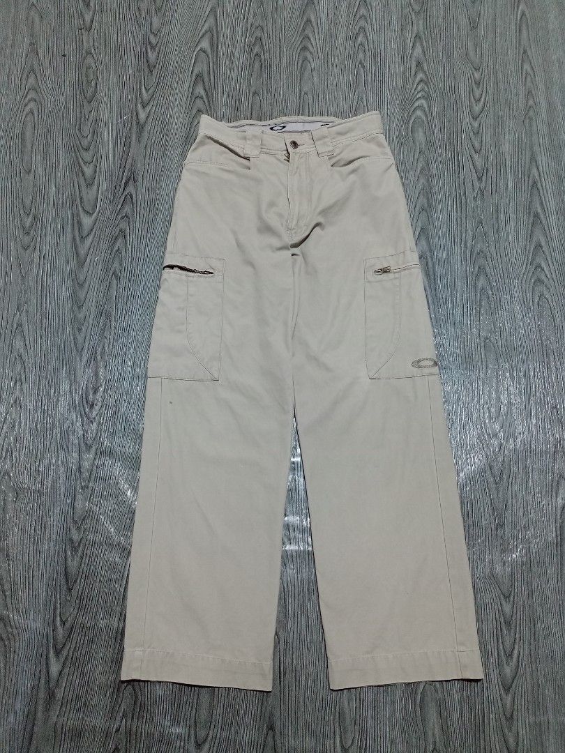 Oakley Software (Category: Activewear) located in Danao, Cebu. Submitted by 6000thrifts.ph (Listing ID 1463599004, Image 1). Description: Pm for the price 📥 Vintage Oakley Software Utility 💥 Size 30 Length 40 Leg Opening 9 Good Condition/Sign of usage Color rate 9/10.