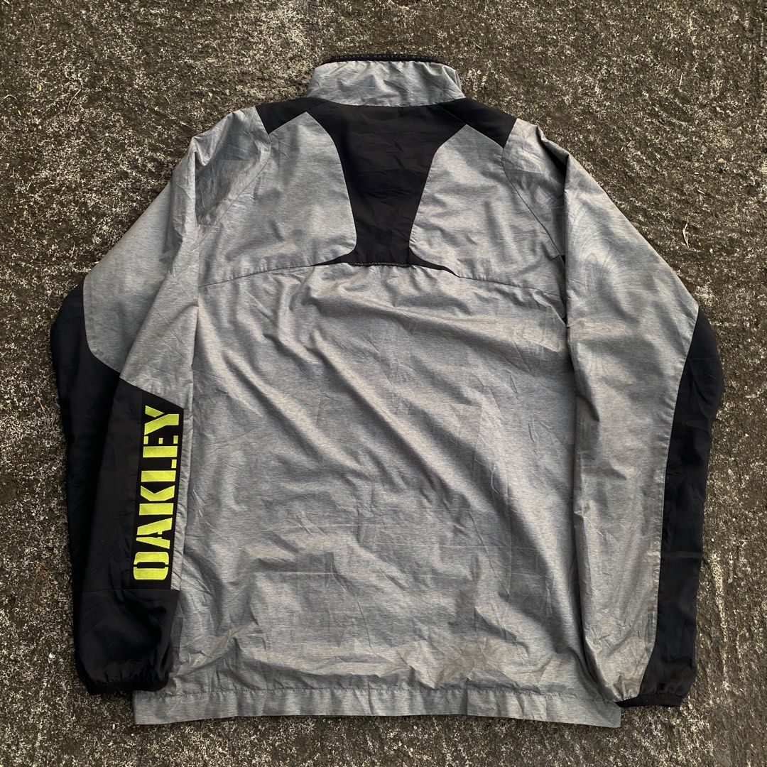 OAKLEY TYPE 01 (Category: Activewear) located in Isabela. Submitted by islandsrelics (Listing ID 1463567881, Image 2). Description: W- 21.5 L - 28.2 Slightly Fade Logo in Chest.