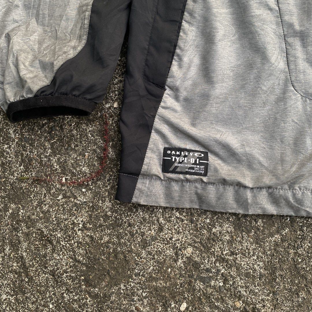 OAKLEY TYPE 01 (Category: Activewear) located in Isabela. Submitted by islandsrelics (Listing ID 1463567881, Image 3). Description: W- 21.5 L - 28.2 Slightly Fade Logo in Chest.