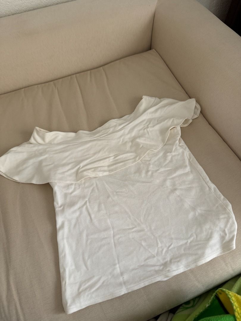 off shoulder white top (Category: Blouses) located in Quezon City. Submitted by gogo.sparkle (Listing ID 1463616814, Image 1). Description: .