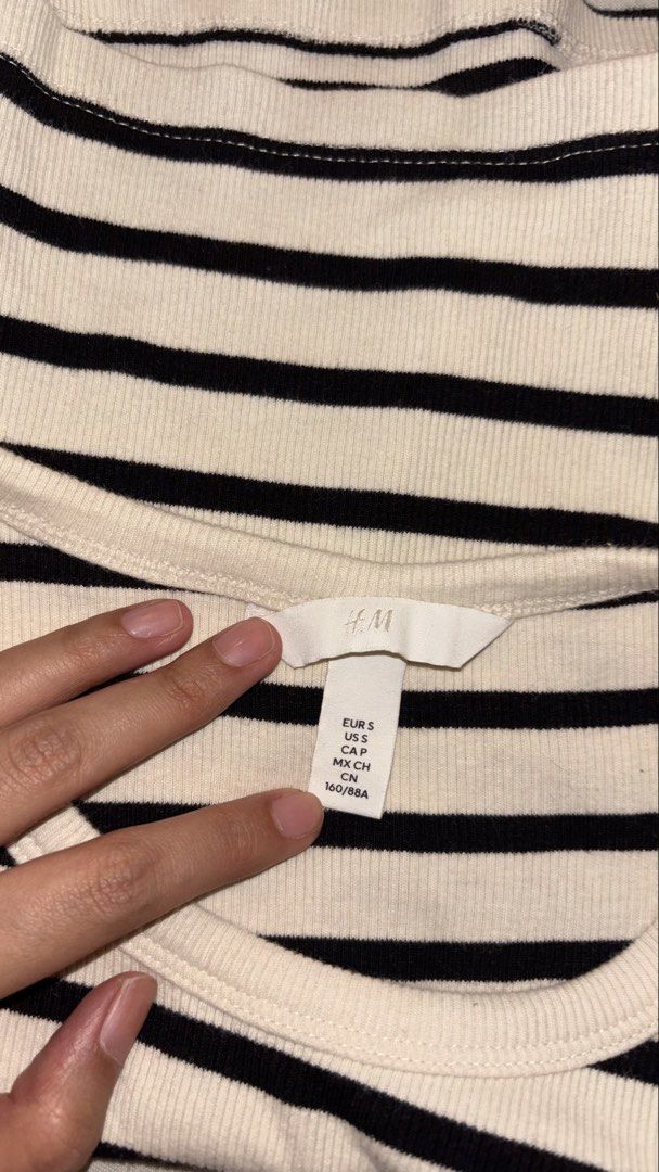 Off White and Black Cropped Top (Category: Sleeveless) located in Pasig City. Submitted by km.sc (Listing ID 1463658324, Image 2). Description: .